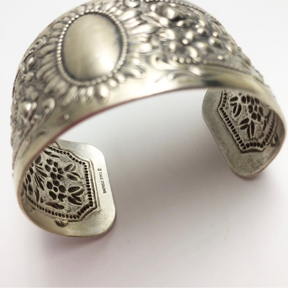 Vintage E.J. Towle Wide Cuff Sterling Silver Repousse Floral cuff. - Picture 5 of 7